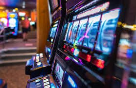 Bàn chơi Baccarat và Roulette trong khu vực Live Casino win333